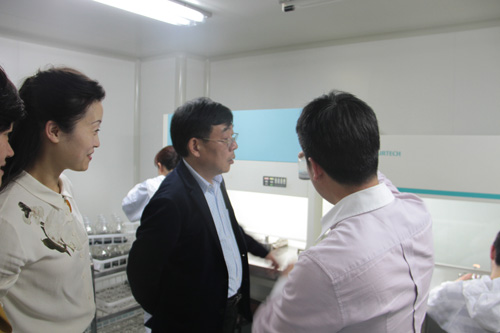 纪委书记林霞,市纪委第四纪检室主任张纯红等一行五人莅所调研指导